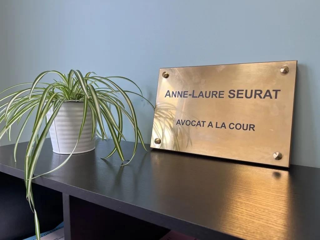 Plaque du cabinet : Anne-Laure Seurat, Avocat à la Cour